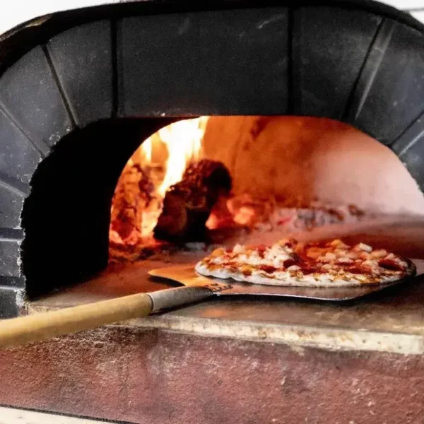 cocinando con pala para pizza