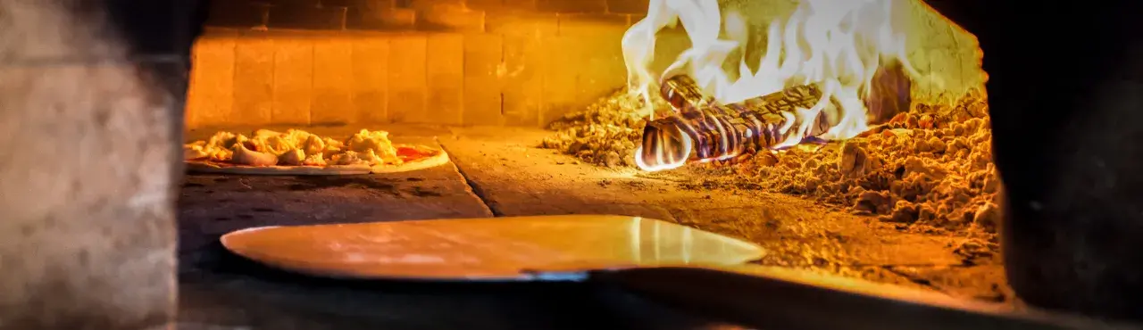 horno de leña en funcionamiento