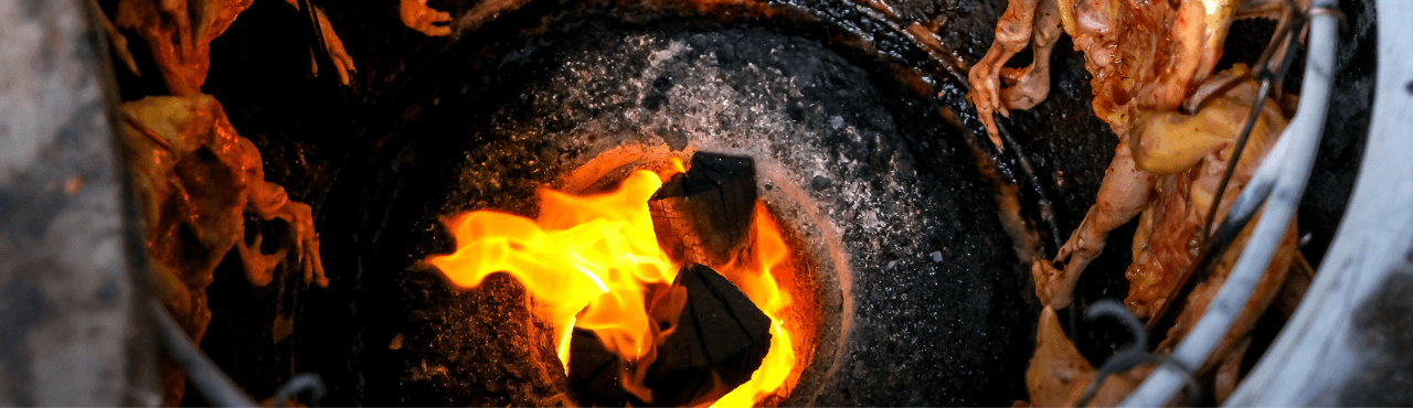 cocinando pollo en horno cerámico kamado