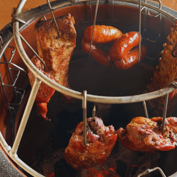 Carne asada en asador cerámico
